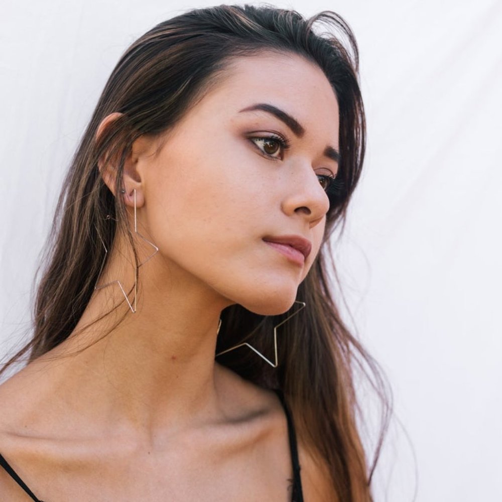 “Movie Star” Large Hoop Simple Geometric Earrings - Picture 4 of 9